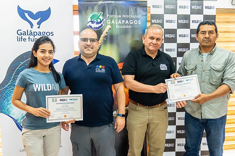 Les équipes de CLS ont remis les certificats de formation officiels THEMIS aux participants, aux côtés des équipes du Galápagos Life Fund et de WildAid Ecuador