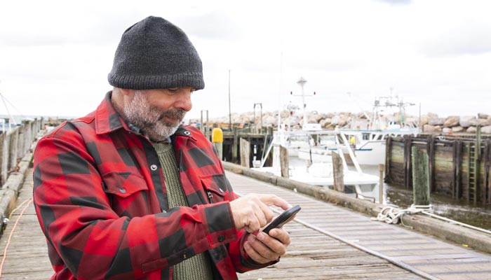 Pêcheur faisant une déclaration de pêche